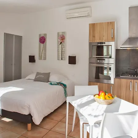 Amarylis A Location 2 Pers Avec Clim Jardin Piscine Et Barbecue Vila