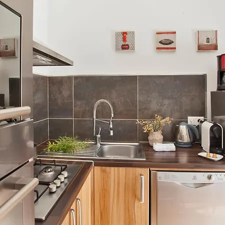 Amarylis A Location 2 Pers Avec Clim Jardin Piscine Et Barbecue *