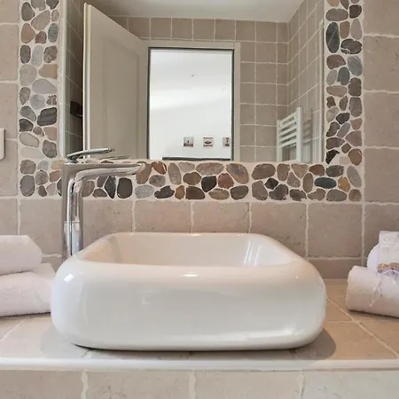 Amarylis A Location 2 Pers Avec Clim Jardin Piscine Et Barbecue Vila *