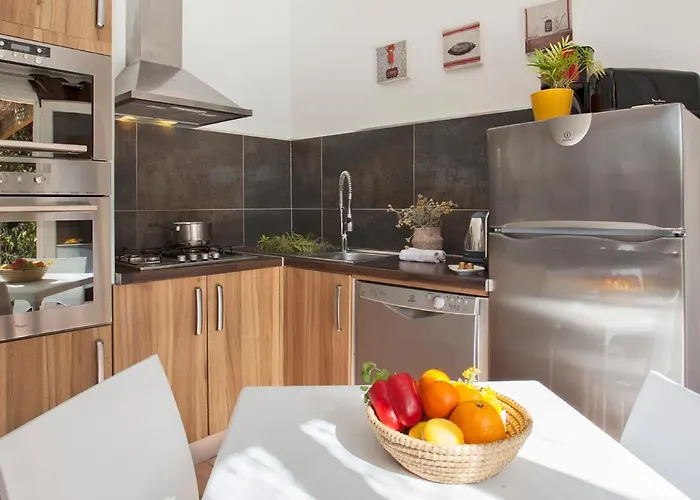 Amarylis A Location 2 Pers Avec Clim Jardin Piscine Et Barbecue Calvi (Corsica)