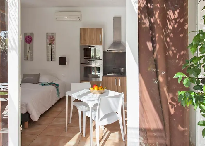 Amarylis A Location 2 Pers Avec Clim Jardin Piscine Et Barbecue Villa Calvi (Corsica)