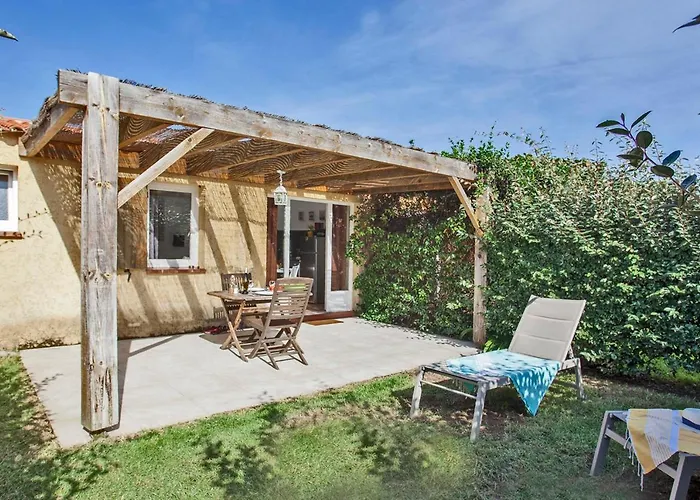 Amarylis A Location 2 Pers Avec Clim Jardin Piscine Et Barbecue