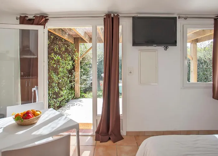 Villa Amarylis A Location 2 Pers Avec Clim Jardin Piscine Et Barbecue *